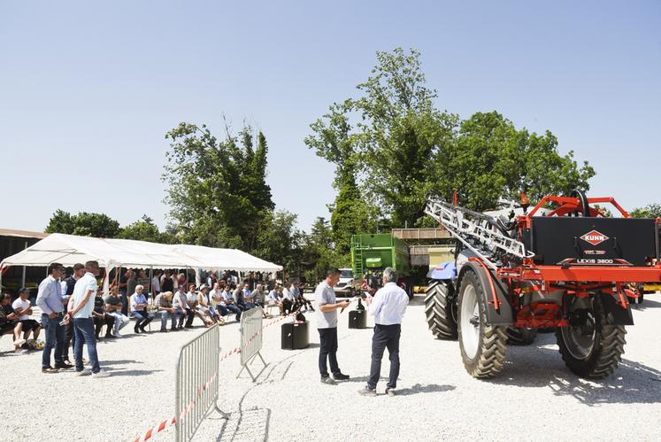Jeudi 1er juin, à Fresnay-le-Comte. Du soleil, du beau matériel et de la convivialité pour les trois jours de portes ouvertes du groupe Lecoq.