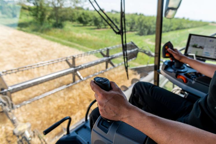 Le système IdealDrive (en option), installé l’année dernière dans la cabine, libère la vue sur la barre de coupe.