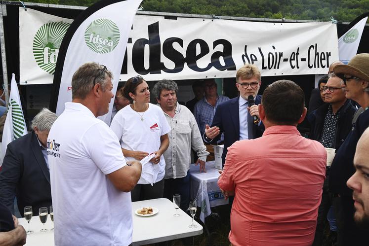 Marc Fesneau, ministre de l'Agriculture et de la Souveraineté alimentaire, s'est arrêté sur le stand de la FNSEA 41 et a pris le temps d'échanger avec son président Didier Delory et Jeanne Hermant, présidente JA 41. 