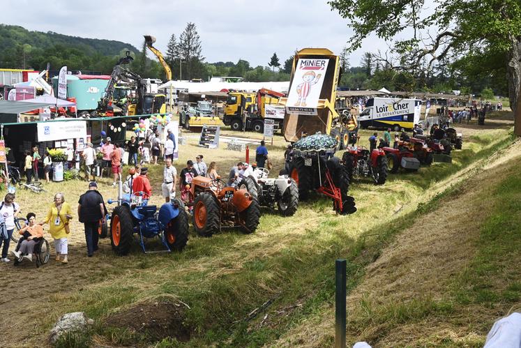 Un défilé d'anciens tracteurs a eu lieu durant le comice de Thoré-la-Rochette, avec des spectateurs heureux de remonter dans le temps un instant.