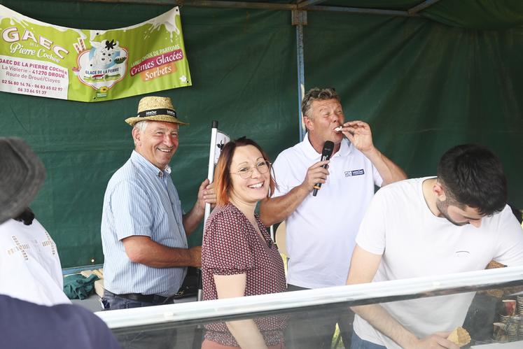 Les visiteurs ont profité des glaces artisanales du Gaec de la Pierre Cochée pour se rafraîchir un peu. 