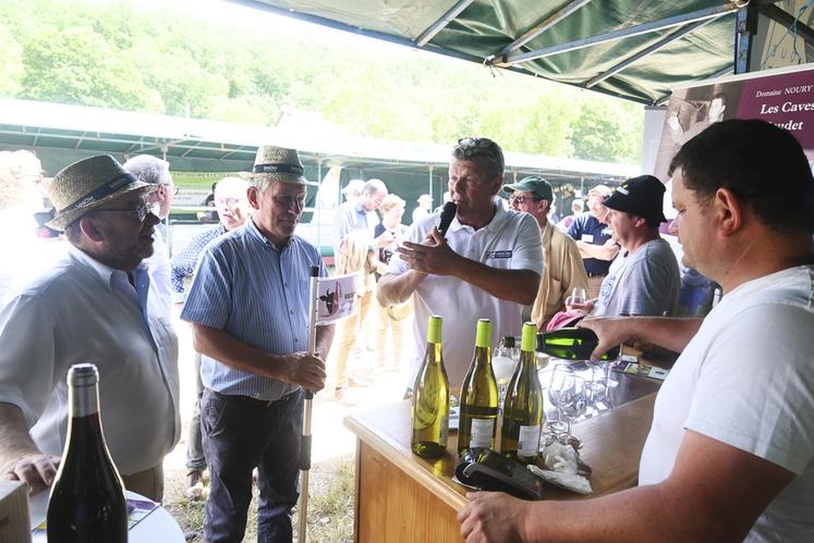 Lors de la visite officielle, les élus et représentants de la profession agricole ont dégusté les vins de Denis Noury, viticulteur récoltant à Houssay.