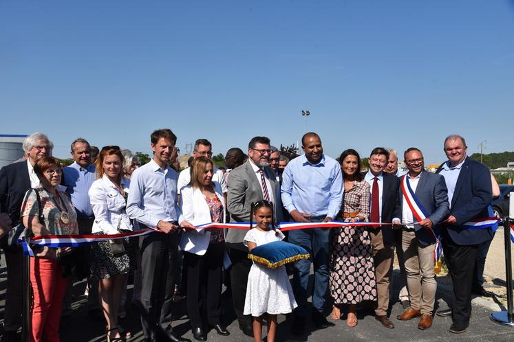 Saint-Germain-Laval, lundi 5 juin. Entouré d'élus et de la sous-préfète, Ottman Beirouk coupe le ruban inaugural.