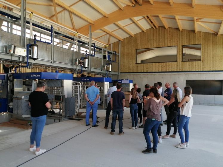 Mardi 6 juin, à La Boissière-École (Yvelines). Visite des nouveaux bâtiments équipés d'un système de traite avec six robots.