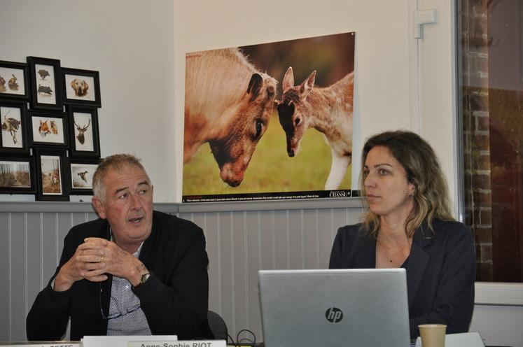 Le président du SIE, Jean-Claude Pette, aux côtés de la responsable du service élevage à la chambre d'Agriculture, Anne-Sophie Riot.