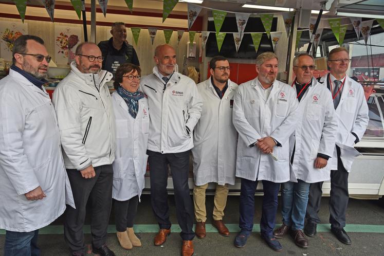 Mardi 6 juin, à Rungis. Le nouveau président d'Interbev Île-de-France, Jean-René Dumas (2e en partant de la gauche), a présenté le foodtruck à la délégation officielle.