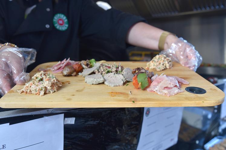 La planche canaille se compose ainsi : quenelles de foie, salade de museau de bœuf, carpaccio de rognon, brochette d’onglet, brochette de rognons et salade de fraise de veau.