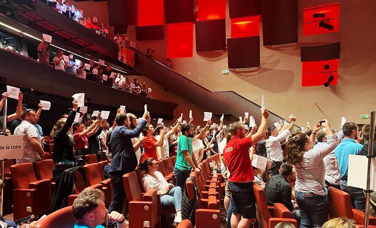 Les congressistes ont interpellé le ministre de l’Agriculture Marc Fesneau avec le slogan « Des actes ! ».