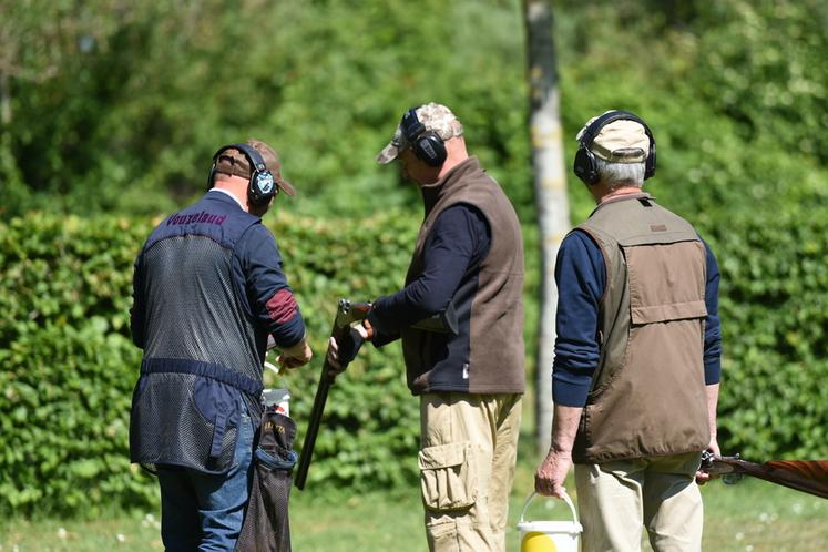 À Brou (Eure-et-Loir), l'armurerie Vouzelaud dispose d'un magasin en centre-ville et d'un terrain de tir, où les clients peuvent s'exercer accompagnés d'un conseiller technique.