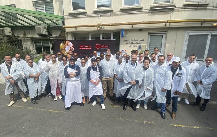 Vendredi 9 juin, à Paris. Les participants à la session de formation devant les locaux de l'École professionnelle de la boucherie.