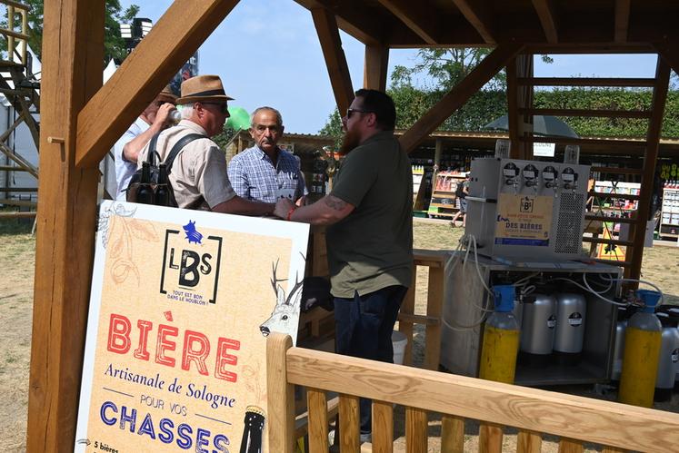 Charles de Cathelineau, co-gérant de la brasserie artisanale Les Brasseurs solognots basée à Neung-sur-Beuvron, a proposé des dégustations aux personnes venues se rafraîchir sur son stand.