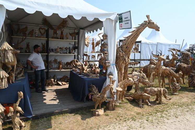 Des artistes comme Benoît Montorrent proposaient certaines de leurs œuvres sur le thème de la ruralité et de la chasse.