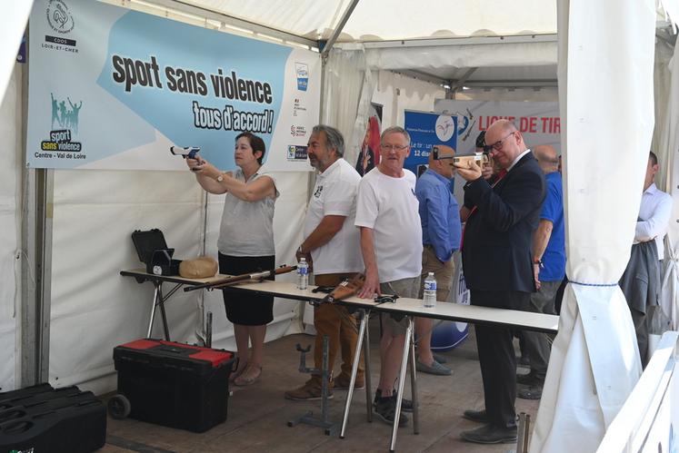 Vendredi 16 juin, Mireille Higinnen, sous-préfète de Romorantin, ainsi que François Pesneau, préfet de Loir-et-Cher, ont visité différents stands lors d'une visite officielle.