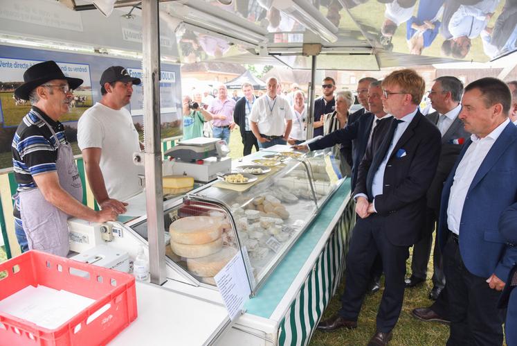 Le ministre s'est arrêté auprès de quelques producteurs fermiers locaux, comme le fromager Anthony Moulin.