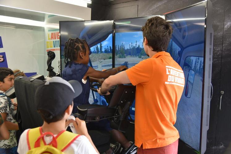 Dans le camion de L'Aventure du vivant, même les plus petits s’essayaient à la conduite d'engin.