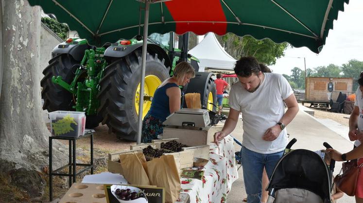 Dimanche, quelques producteurs se sont installés sur le quai pour vendre leurs produits.