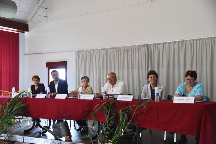 Jeudi 8 juin, à Vaudoy-en-Brie. À la tribune officielle (de g. à d.), Christine Paquet, Samuel Vandaele, Monique Berthelot, Jean-Luc Texier, Brigitte Cant et Martine Lièvin.