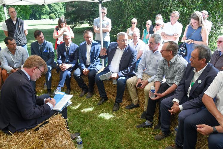 Le 18 juin, à Courtalain. Lors de son passage au comice, le ministre de l'Agriculture, Marc Fesneau (à g.) a pris le temps d'écouter tous les intervenants.