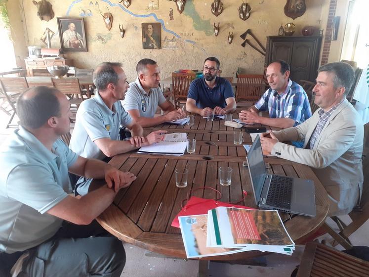 Comprendre les contraintes de chacun pour trouver une meilleure harmonie sur le terrain et répondre aux réalités du métier d'agriculteur. Voilà le cœur des discussions qui se sont tenues entre les agents de la cellule départementale de l'OFB et des élus de la FNSEA 45, mardi 20 juin.