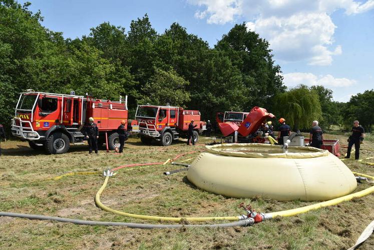 Jeudi 15 juin, à Sennely. Au cours de cet exercice interdépartemental fictif, 20 hectares étaient concernés par l'incendie et 100 étaient menacés.