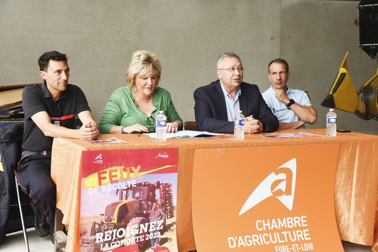 Mardi 20 juin, à Saint-Christophe. Le préfet d'Eure-et-Loir, Françoise Souliman, et le président de la chambre d'Agriculture, Éric Thirouin, ont rappelé l'importance de rejoindre la cohorte d'agriculteurs pour lutter contre les feux.