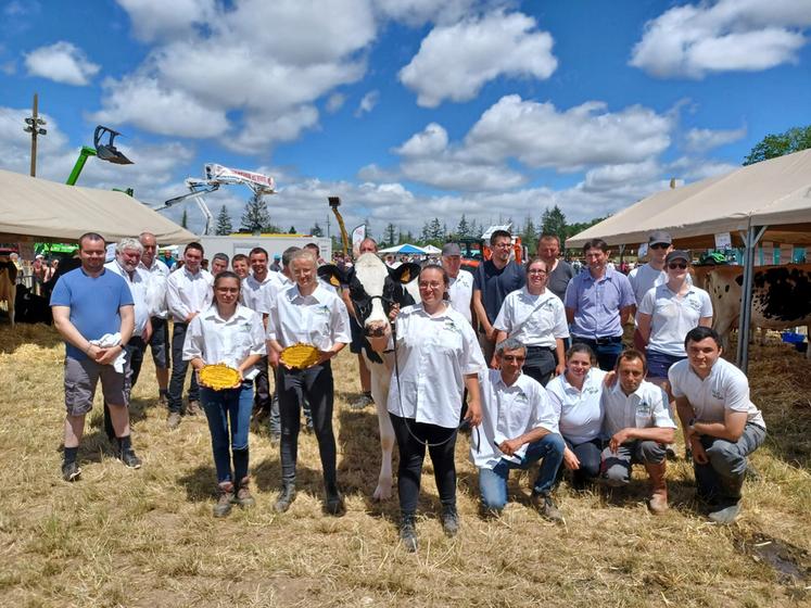 Dimanche 11 juin, à Thoré-la-Rochette. Les lauréats du concours des vaches laitières du comice du Vendômois.