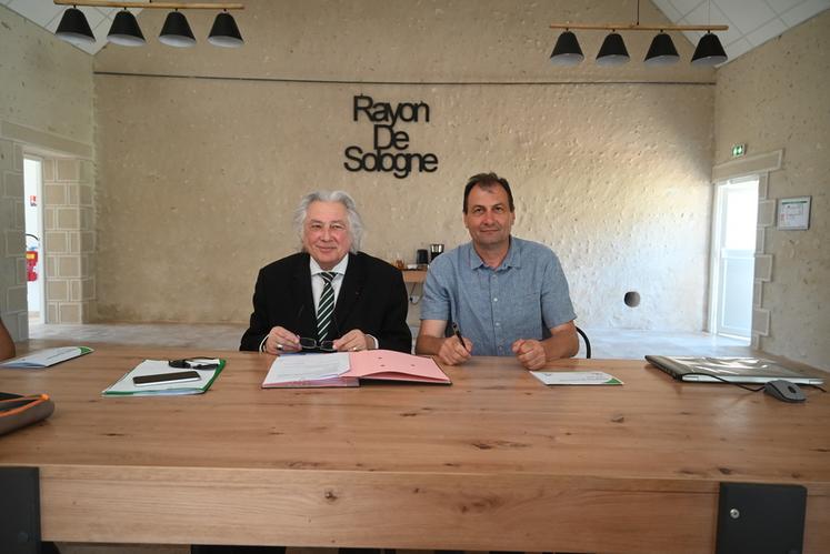 Jeanny Lorgeoux, président de la communauté de communes du Romorantinais et Monestois, et Arnaud Bessé, président de la chambre d'Agriculture, ont signé une convention de partenariat de 2023 à 2028. 
