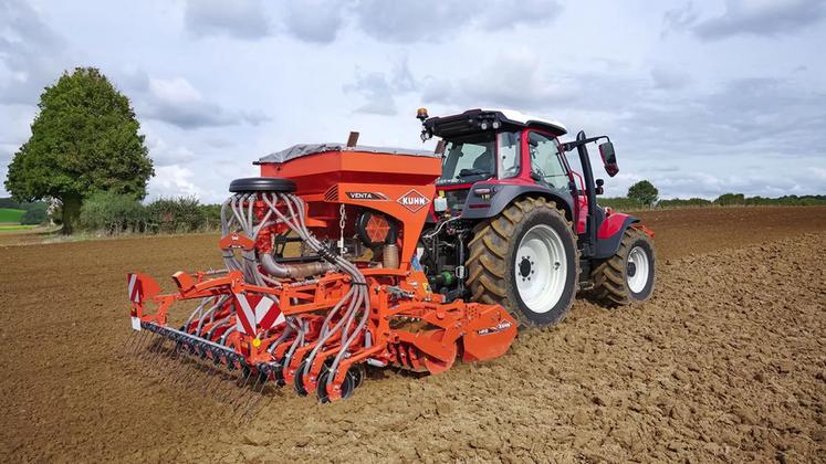 Le semoir pneumatique Venta 320 est compatible avec les gammes de herses rotatives HRB 302, HRB 303, HR 304 et HR 3004, ce qui permet de travailler avec des tracteurs d’une puissance allant jusqu’à 250 chevaux.