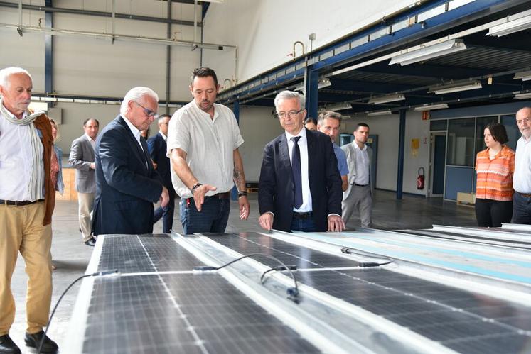 Mercredi 21 juin, à Amilly. Jean-Noël Gaine (en chemisette blanche) présente Luxsiol, le panneau solaire léger pouvant être installé sur une toiture en zinc.