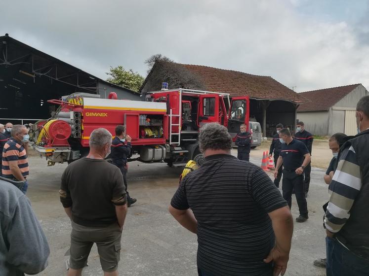 Depuis de nombreuses années, la FNSEA 45 et le Sdis sont partenaires pour sensibiliser sur le terrain les agriculteurs aux feux de récolte. C'est aussi le cas dans les autres départements de la région.