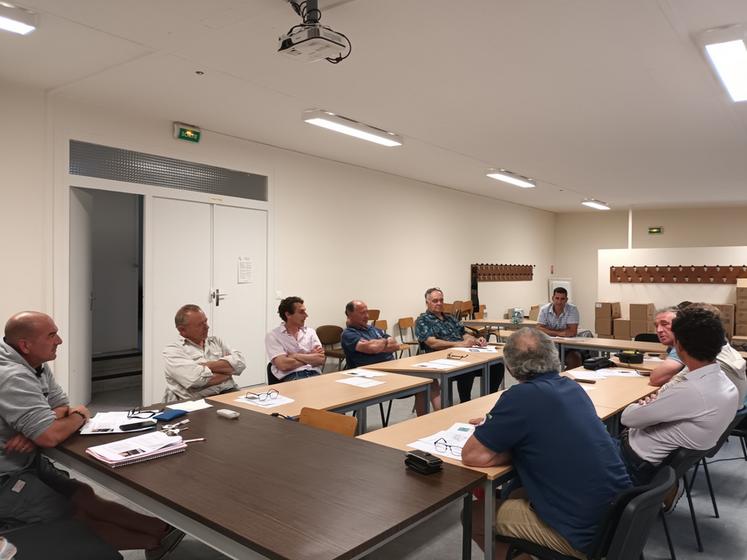 Lundi 19 juin, à Saint-Arnoult (Yvelines). Les administrateurs du syndicat local de Saint-Arnoult ont tenu une réunion de travail. 