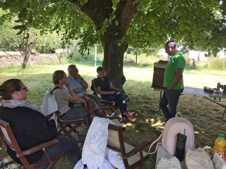 À Auvernaux (Essonne), le 8 juin. Nicolas Galpin a reçu des membres du Département de l'Essonne pour échanger autour du projet apicole porté par la FDSEA.