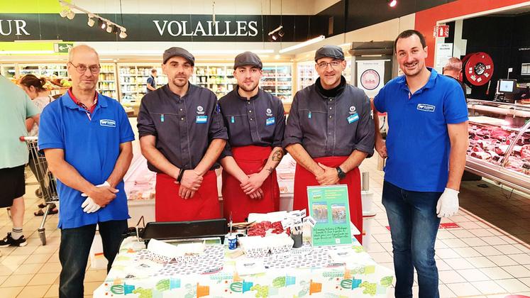 Philippe Rousseau et Anthony Bournisien avec les bouchers du Super U de Courville-sur-Eure le 17 juin.