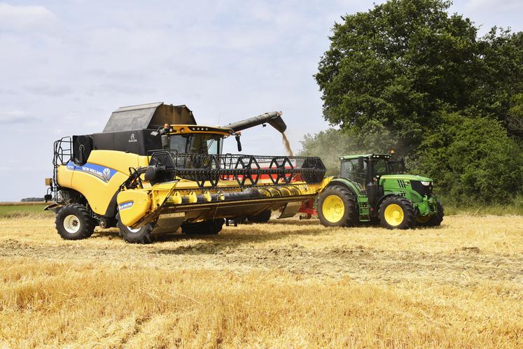 Mardi 27 juin, à Sonchamp (Yvelines). La moisson 2023 a débuté dans les orges au début de la semaine.