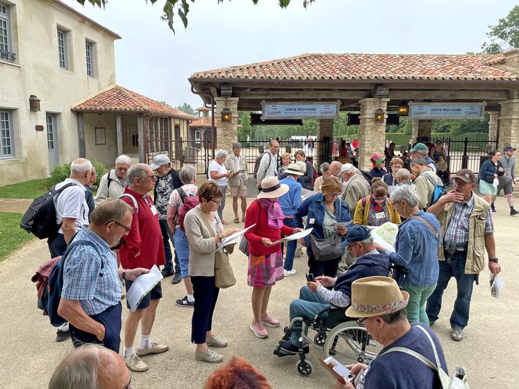 Jeudi 15 juin, à l’arrivée dans le parc du Puy du Fou, les anciens étudient le plan avant de se diriger vers les différents spectacles.