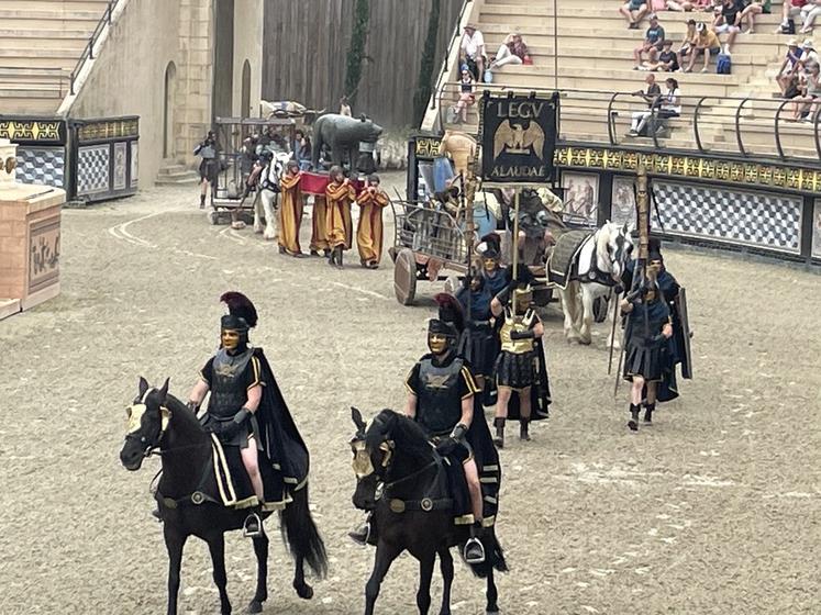 Dans l’arène du spectacle Le Signe du triomphe, les gladiateurs paradent devant le gouverneur romain avant les ­combats.