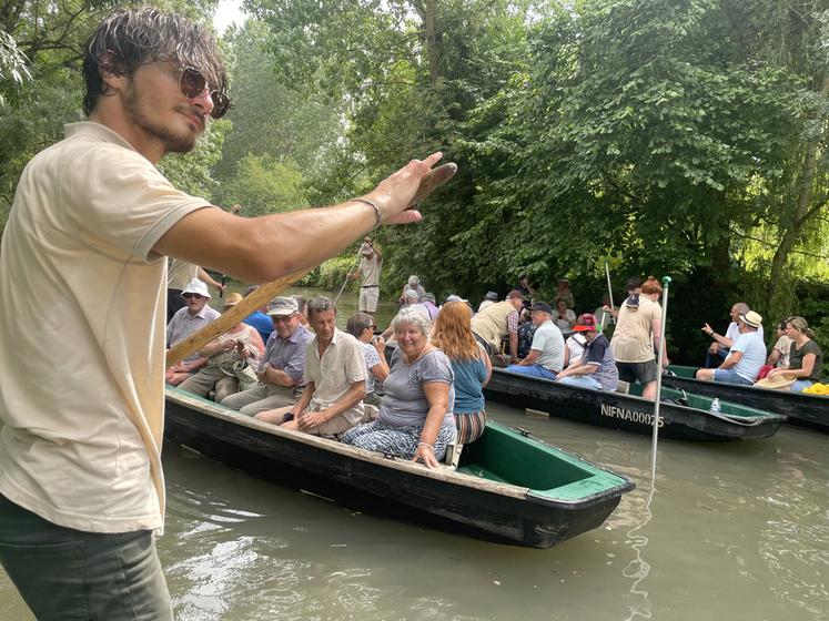 Le guide-batelier offre une démonstration insolite : l’art de mettre le feu à l’eau à l’aide de sa pigouille ou sa rame.