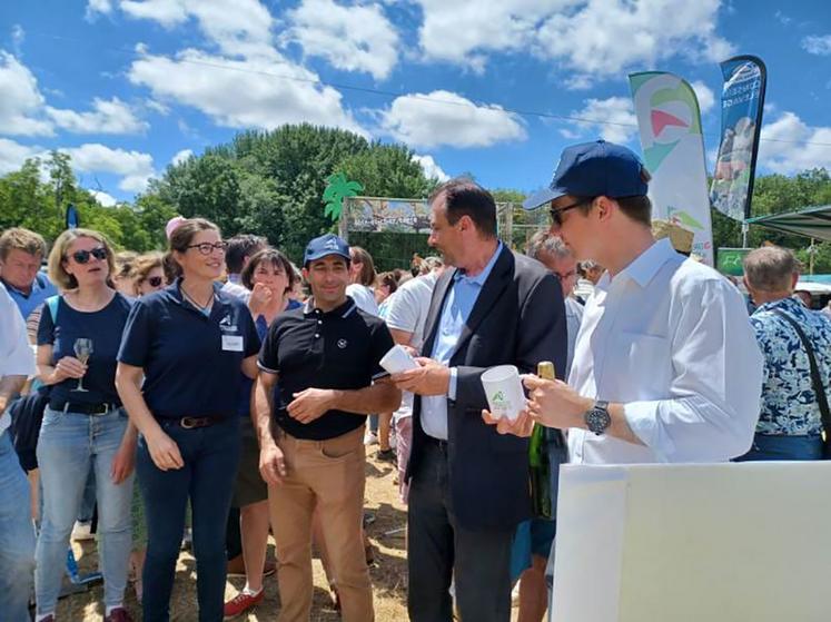 Sébastien Corbion, « fédérateur » des éleveurs de race charolaise, a été récompensé par Arnaud Bessé, président de la chambre d'Agriculture de Loir-et-Cher, et François Jouffroy, sous-préfet de Vendôme. 