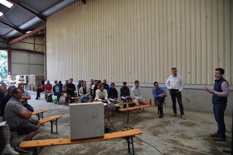 La Haute-Maison, lundi 12 juin. Quoi de mieux qu'un hangar servant au stockage de bottes de chanvre pour tenir une réunion sur cette culture.