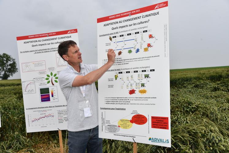 Mardi 20 juin, à Vallangoujard (Val-d'Oise). L'ingénieur d'Arvalis Jean-Charles Deswarte animait un atelier sur les effets du changement climatique. 