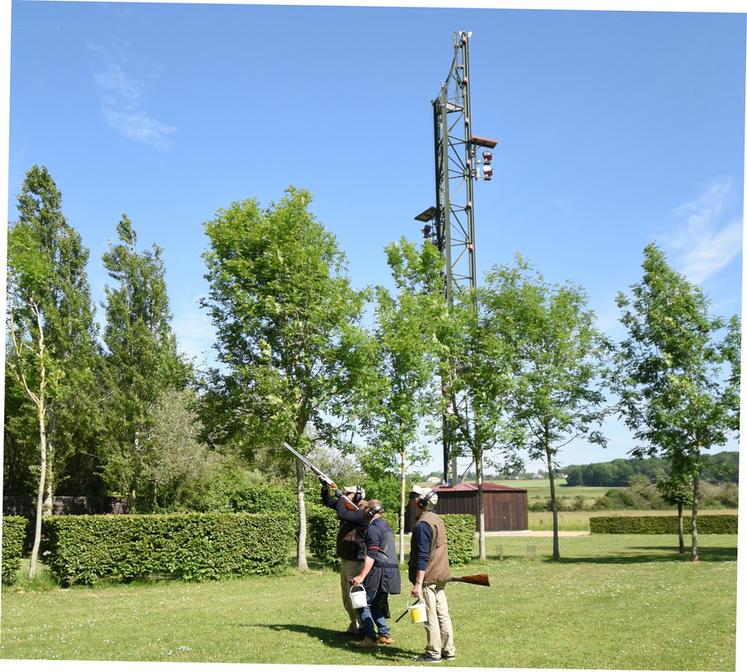 Parmi les particularités du terrain de tir, la tour permettant de s'entraîner sur des plateaux de haut-vol, jusqu'à 42 mètres de haut.