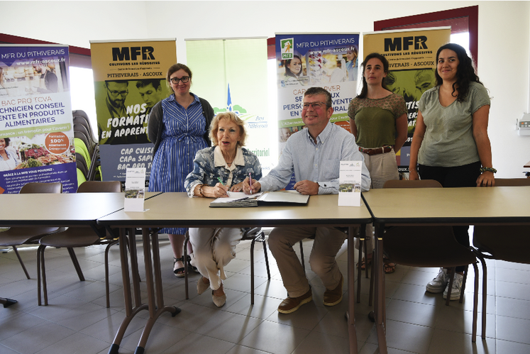Mercredi 28 juin, à Ascoux. La présidente du PETR* Beauce Gâtinais en Pithiverais et le vice-président de la chambre d’Agriculture du Loiret ont signé la convention en l’absence de représentant de Quartus.