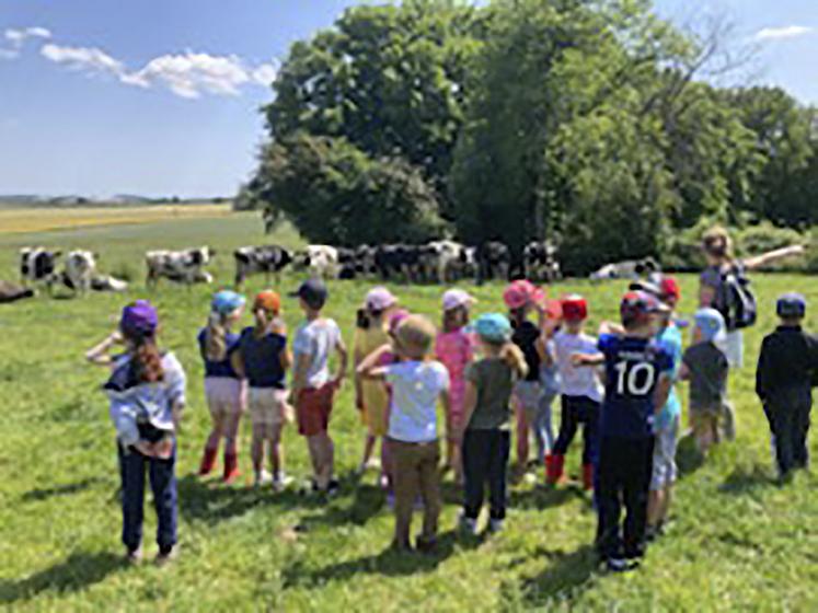 Saint-Victor-de-Buthon (Eure-et-Loir), lundi 5 juin. Les enfants de l’école primaire de la commune ont rendu visite à un agriculteur.