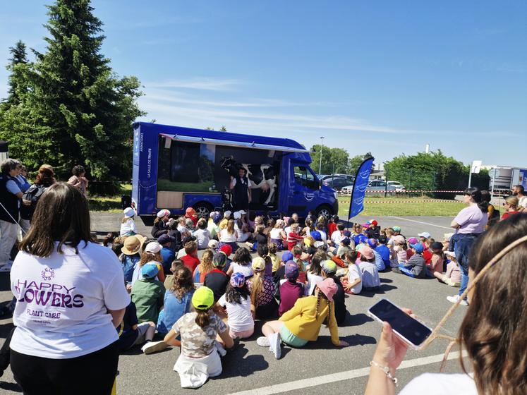 Rians (Cher), vendredi 2 juin. Intervention de la salle de traite du Cniel.