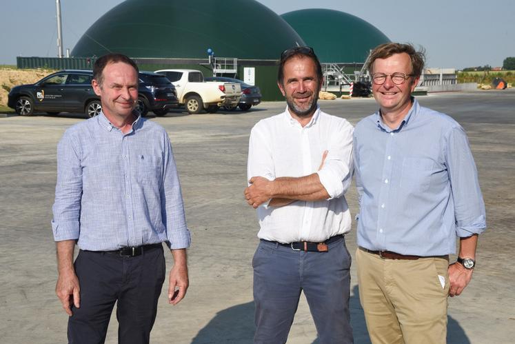 Mercredi 14 juin, à Francourville. Guillaume Levacher, Cédric Thirouin et Marc Petit (de g. à d.) portent l'unité de méthanisation CGM Bio Energy.