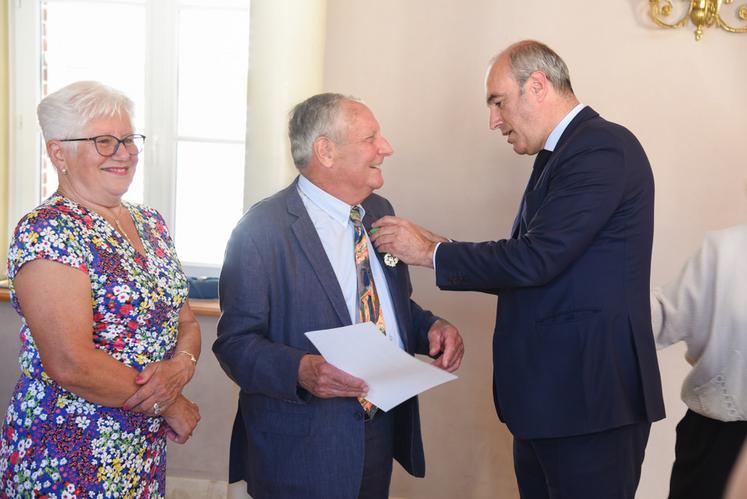 Le 30 juin, à Senonches. Le député Olivier Marleix a décoré Daniel Leroy de la médaille d'officier dans l'ordre du Mérite agricole.