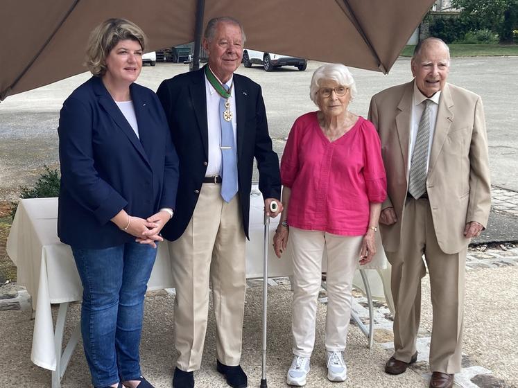 Villiers-Saint-Georges, dimanche 18 juin. Henri Petitpas, qui porte la croix de commandeur dans l'ordre du Mérite agricole, est entouré de Laurence Fournier, son épouse Nicole Petitpas et François Bouillé.