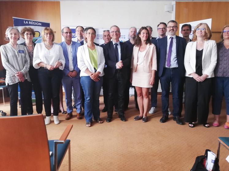 Vendredi 7 juillet, à Orléans (Loiret). Le président de la Région, François Bonneau (au c.), a installé le consortium du Climate Data Hub, fort de 24 partenaires.