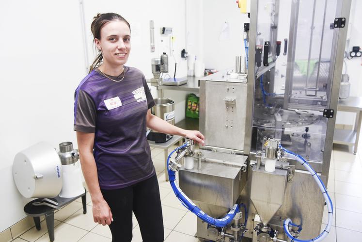 Le 3 juillet, à La Bazoche-Gouet. Victoire Guéret transforme le lait de l'exploitation familiale en excellents yaourts, fromages frais, crème ou beurre.