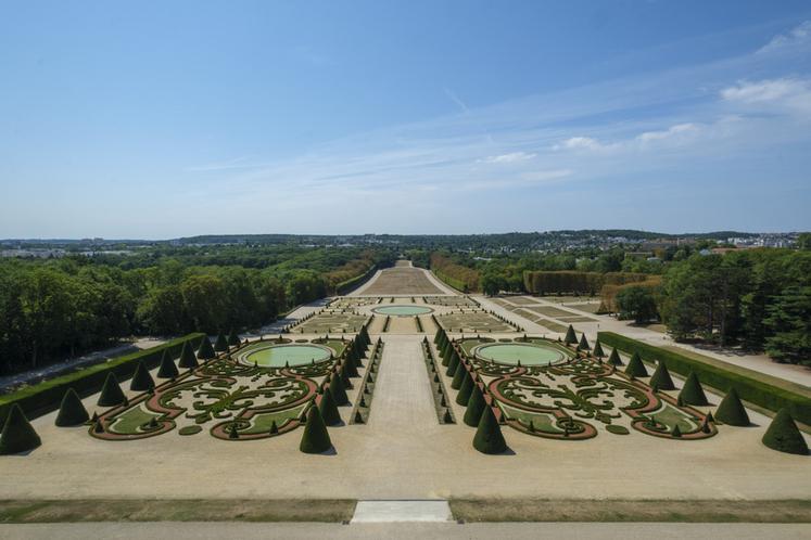 Vue du toit du château de Sceaux sur les parterres de broderies du parc, août 2022.